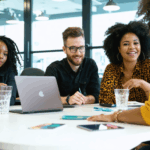 découvrez quatre techniques essentielles pour créer des liens solides avec des entrepreneurs et développer efficacement votre réseau professionnel.