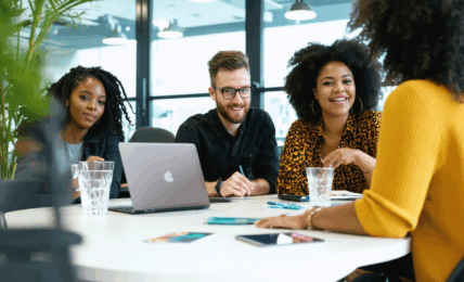 découvrez quatre techniques essentielles pour créer des liens solides avec des entrepreneurs et développer efficacement votre réseau professionnel.