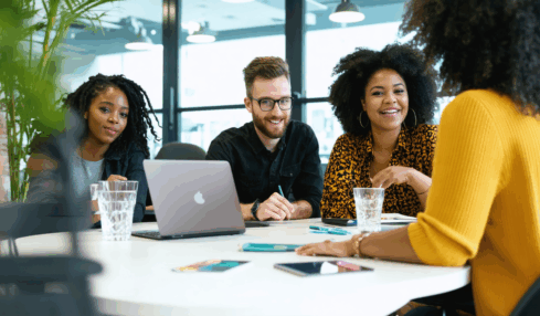 découvrez quatre techniques essentielles pour créer des liens solides avec des entrepreneurs et développer efficacement votre réseau professionnel.