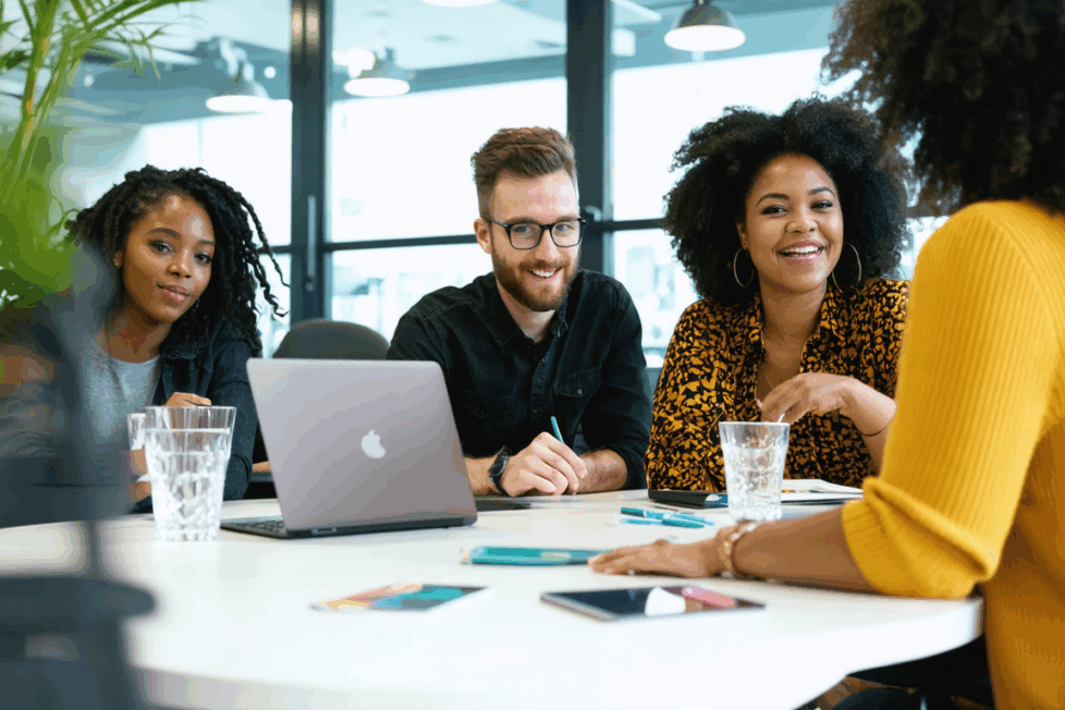 découvrez quatre techniques essentielles pour créer des liens solides avec des entrepreneurs et développer efficacement votre réseau professionnel.