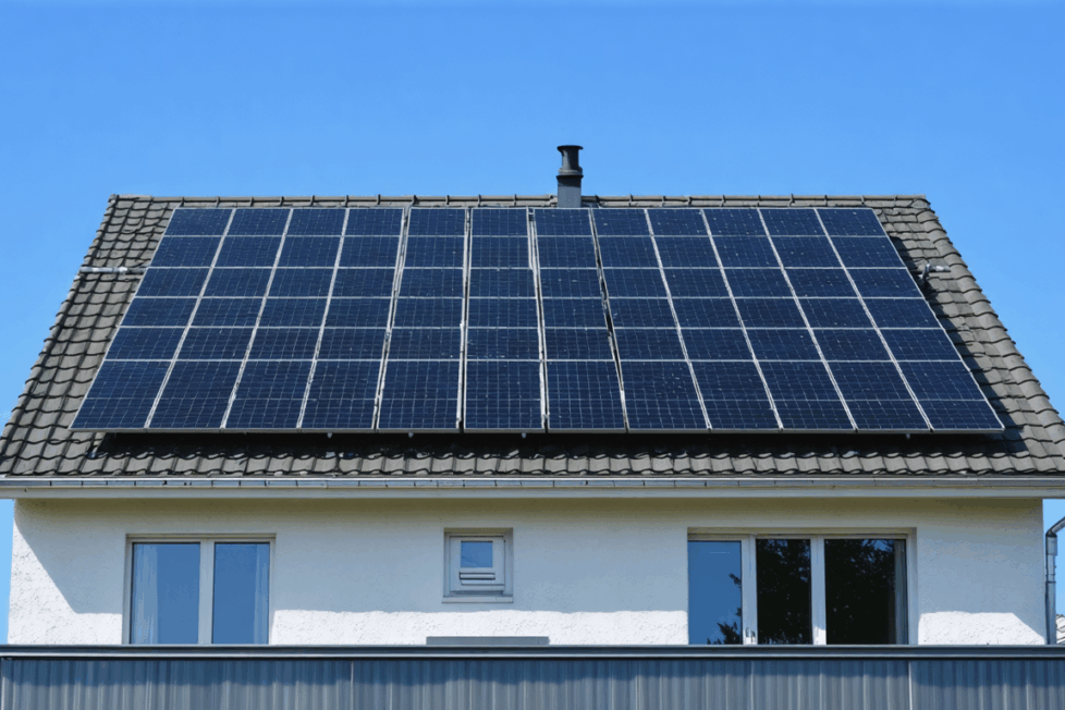 découvrez le rendement financier d'une installation solaire de 100 m² : investissement initial, économies réalisées, rentabilité sur la durée et conseils pour maximiser vos gains avec des panneaux photovoltaïques.
