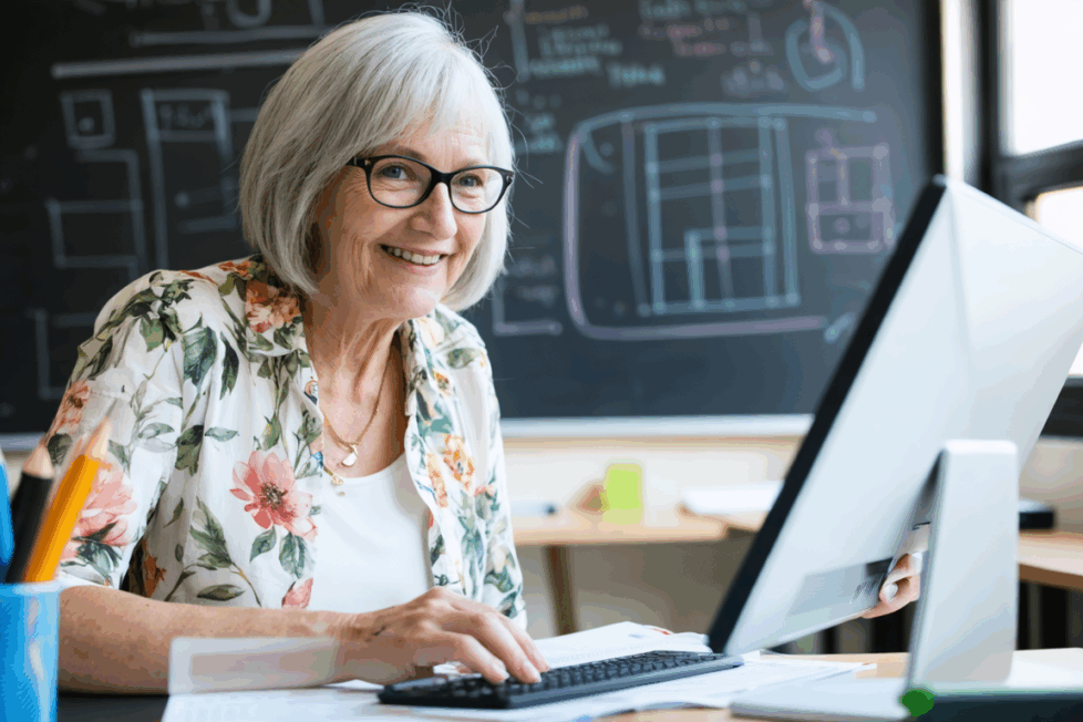 découvrez s'il est possible et comment réussir une reconversion professionnelle pour devenir enseignant à 50 ans, les démarches à suivre, les avantages, ainsi que les défis à relever pour embrasser ce nouveau métier.