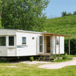 découvrez quel revenu vous pouvez générer grâce à la location d'un mobil-home, les facteurs à prendre en compte, et des conseils pour maximiser vos profits avec ce type d'investissement locatif.