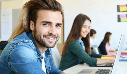 découvrez les éléments essentiels à prendre en compte pour fixer le tarif idéal d'une formation en ligne : valeur du contenu, concurrence, audience et stratégies de prix.