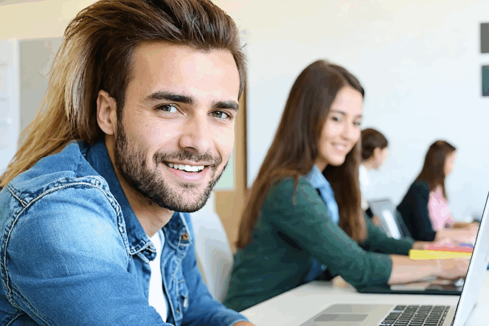 découvrez les éléments essentiels à prendre en compte pour fixer le tarif idéal d'une formation en ligne : valeur du contenu, concurrence, audience et stratégies de prix.