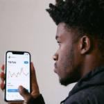 découvrez comment repérer facilement un shadowban sur tiktok grâce aux signes révélateurs. apprenez à identifier si votre compte est limité et comment y remédier.