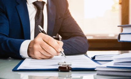 découvrez s'il est possible de se lancer dans une carrière d'avocat à 50 ans, les défis et opportunités pour réussir cette reconversion professionnelle.