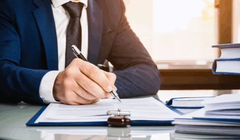 découvrez s'il est possible de se lancer dans une carrière d'avocat à 50 ans, les défis et opportunités pour réussir cette reconversion professionnelle.
