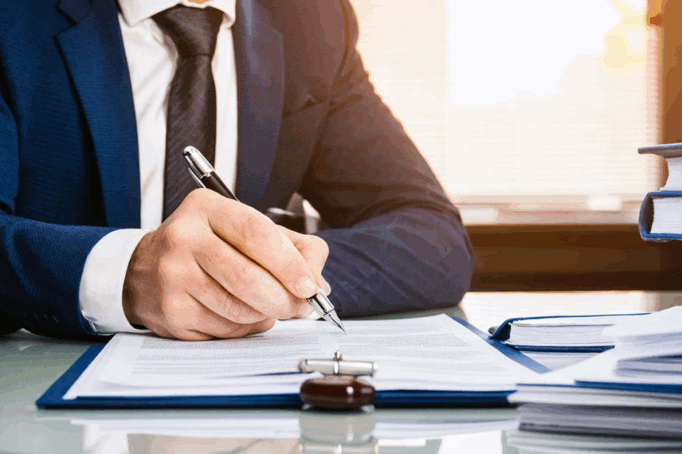 découvrez s'il est possible de se lancer dans une carrière d'avocat à 50 ans, les défis et opportunités pour réussir cette reconversion professionnelle.
