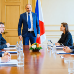 découvrez les étapes essentielles et conseils pratiques pour réussir une carrière diplomatique et intégrer avec succès le corps diplomatique français.