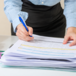 découvrez combien de temps il faut pour devenir assistant maternel, les étapes de formation et les exigences légales à connaître pour exercer ce métier.