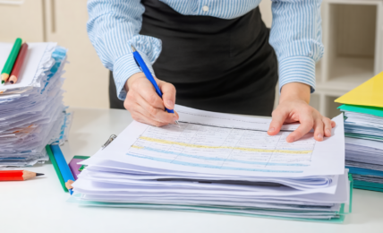 découvrez combien de temps il faut pour devenir assistant maternel, les étapes de formation et les exigences légales à connaître pour exercer ce métier.
