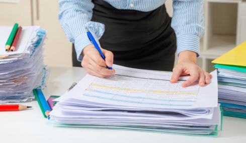 découvrez combien de temps il faut pour devenir assistant maternel, les étapes de formation et les exigences légales à connaître pour exercer ce métier.